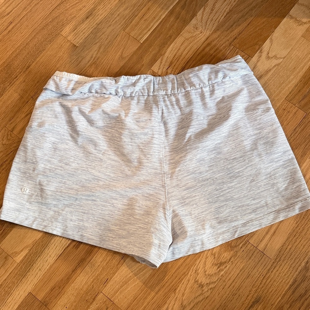 Women's Lululemon On The Fly Short size 10 - Picture 5 of 10
